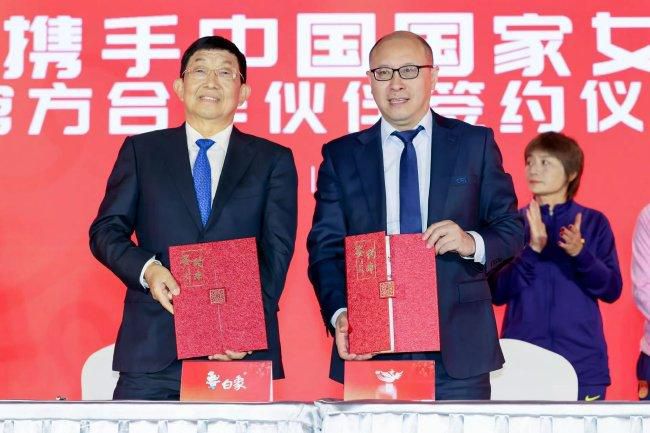 而斯嘉丽一身运动装扮，在这 克里斯恋情曝光：美国队长和白雪公主在一起了 2015-03-25 据外媒报道，“美国队长”克里斯·埃文斯和“白雪公主”莉莉·柯林斯两人上周六（当地时间22日）被拍到在洛杉矶的一家意大利餐厅约会，由此证实恋情。