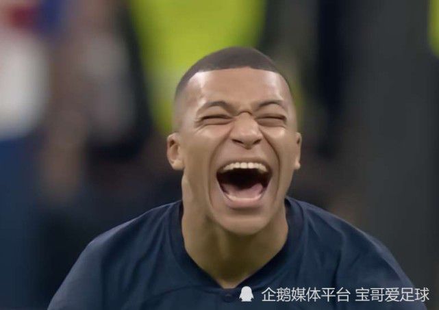身着酒红色抹胸长裙,气质依旧,只不过今年已经48岁的苏索·玛索皮肤松弛、备显老态。